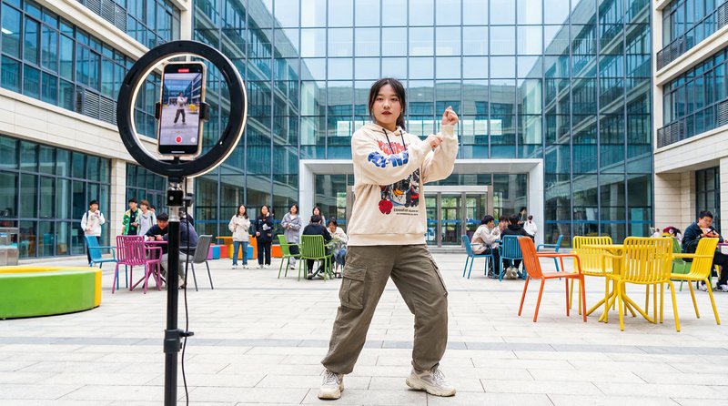 免费看片创作者传媒